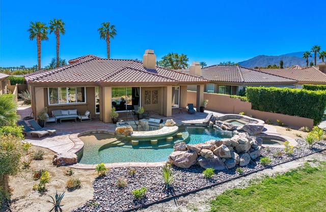 Golf Lovers' Haven: Luxury Living in the Heart of PGA West!