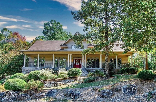 Large Corner lot Home, on the Ponce golf course