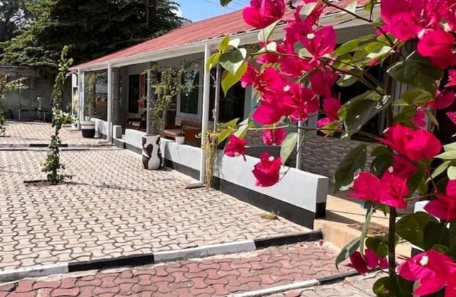 Gorgeous 2 bedroom guest house with free Parking