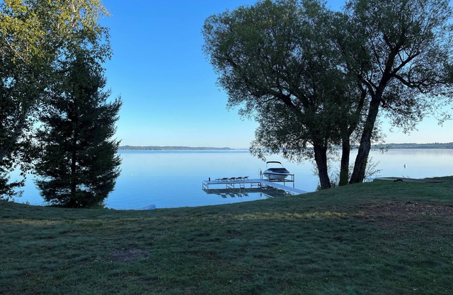 Disfruta del color del otoño en la hermosa casa del lago en la playa