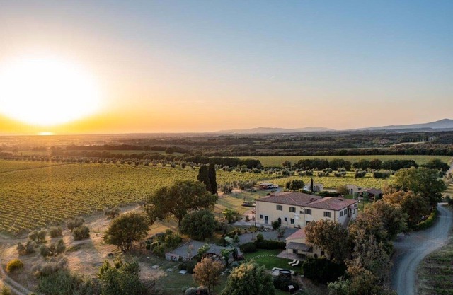 GORGEOUS 5BD-5BA VILLA W/ POOL AND BEAUTIFUL VIEWS ON THE TUSCAN COAST