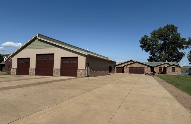 Gorgeous 6-bedroom, 5 bath house with magnificent view of the river in Ft Pierre