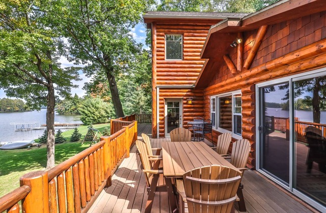 Gorgeous 8 bedroom log home on Eagle River chain of Lakes!