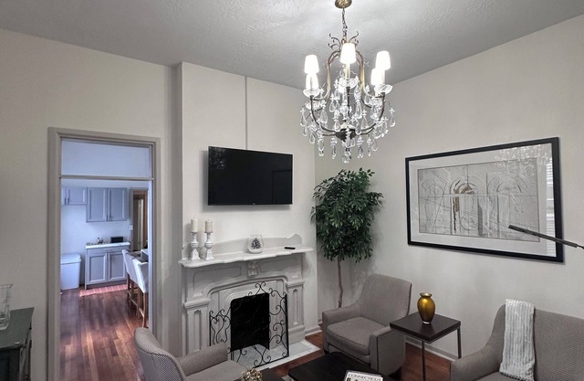 Gorgeous apt marble bath & kit 2 min from downtown 5 min to Dayton university