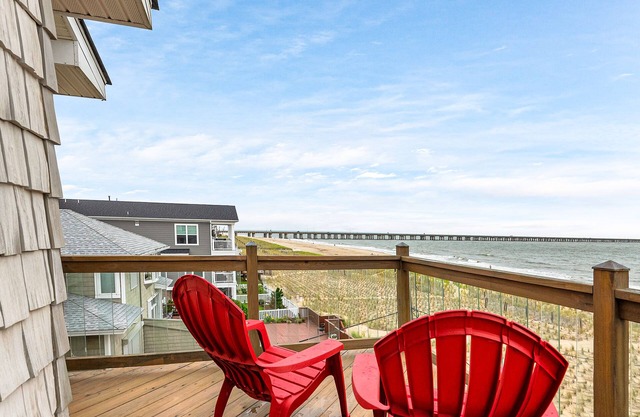 Gorgeous Beach Views, quick walk to beach! Sleeps up to 10! 30 + day stays