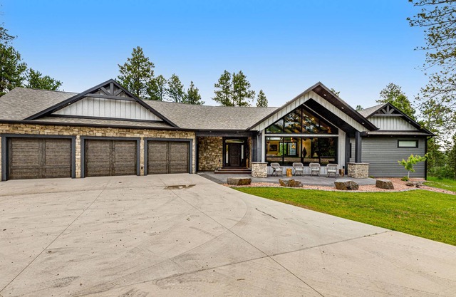 Gorgeous Black Hills home w/private washer & dryer, pool table, private hot tub