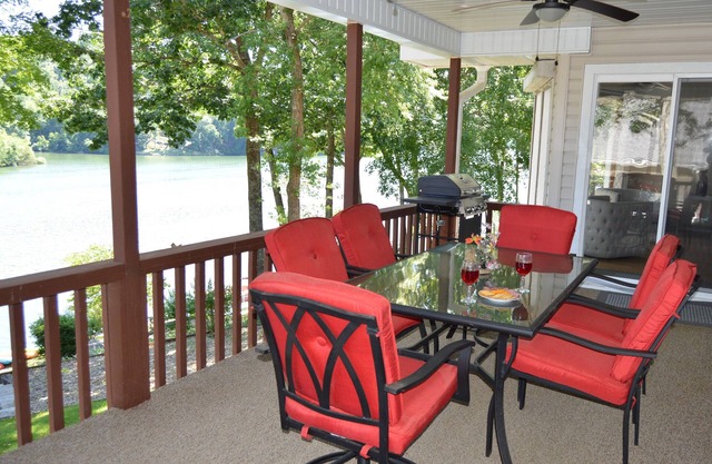 Gorgeous bluffs on Lake Ann - private dock