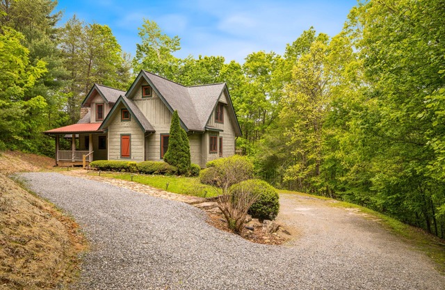 Hermosa cabaña con sala de juegos, enormes terrazas y vistas al agua, ¡cerca de caminatas y pesca!
