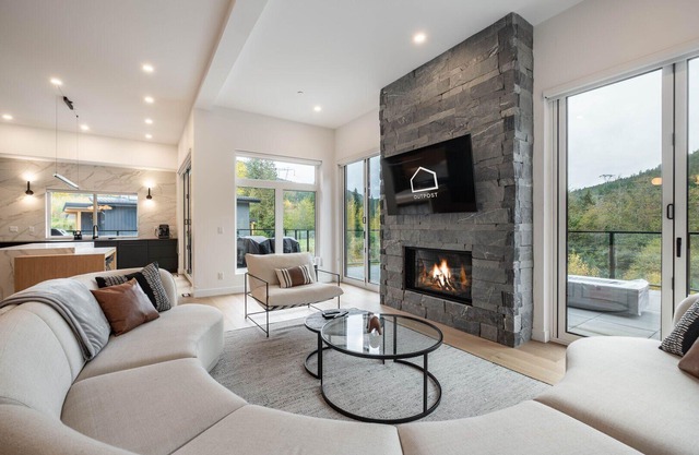 Gorgeous Chalet | Private hot tub | BBQ | WIFI