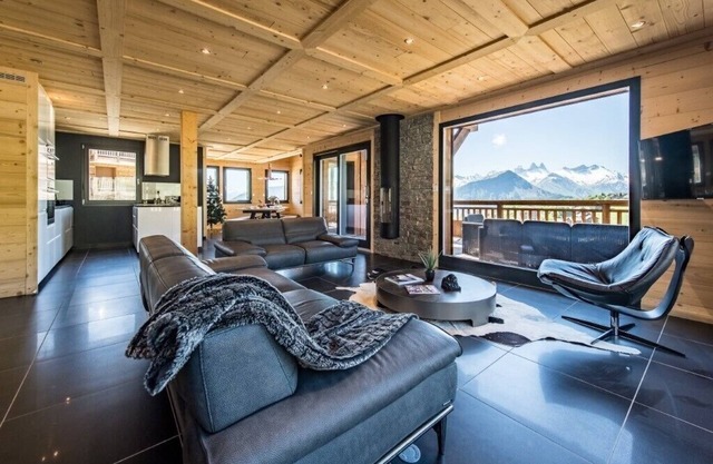 Chalet en las pistas con piscina y cine en casa.