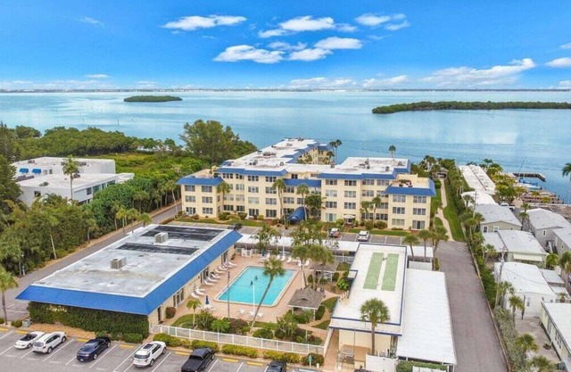 Gorgeous condo with private beach access on Longboat Key - Seaside Dream