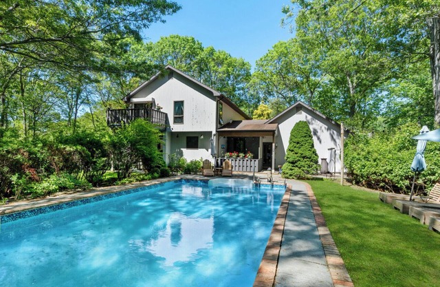 Gorgeous East Hampton Hideaway with Privacy and Full Amenity Suite
