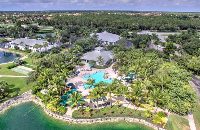 **Gorgeous First Floor Villa in Greenlinks of Lely -Relax by the Pool, Golf at 2 Courses or Enjoy Happy Hour Next Door!**