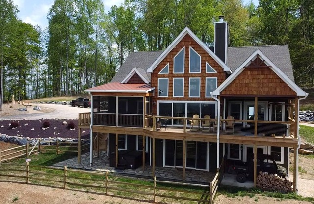 NEW LISTING! 8 miles from VMI & W&L 5 bedroom house with VIEWS of House mountain