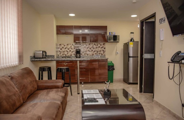 Preciosa cama King, bañera de hidromasaje, ascensor de una habitación y seguridad