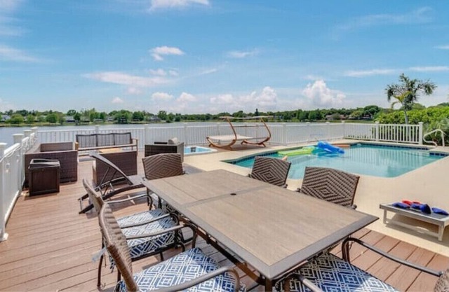 Gorgeous Lakefront Pool Home W paddleboard, kayak, game room, king bed, and more