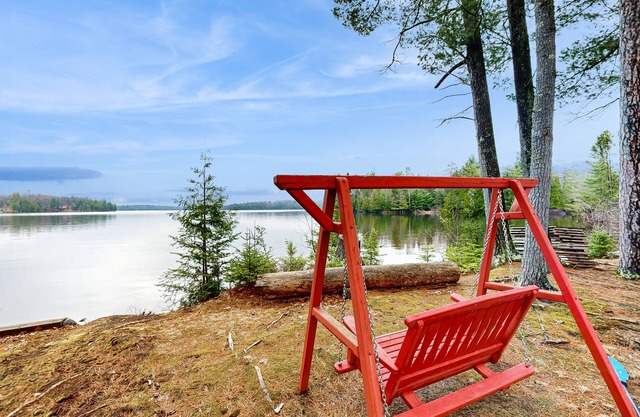 ¡NUEVO LISTADO! Hermoso lodge frente al lago con muelle, terraza, sala de juegos y fogón