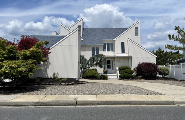 Gorgeous Margate Bayside home. Bring your boat, jet skis or just a toothbrush!