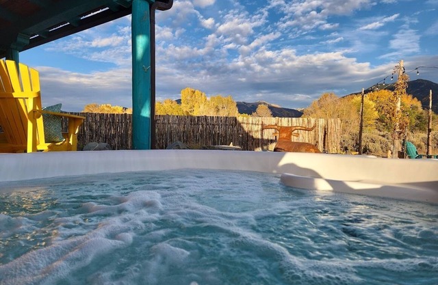 Gorgeous mountain views, hot tub, close to ski valley and downtown