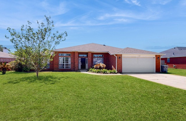 Gorgeous pet friendly coastal home with plenty of space and easy beach access