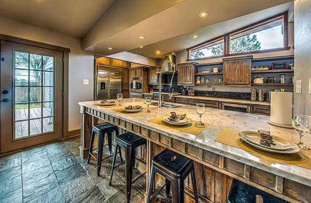 GORGEOUS POOL HOME IN THE HEART OF HOUSTON’S TOP TOURIST SPOTS! BEST LOCATION!!