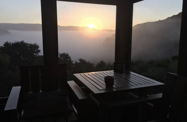Hermosa casa en el árbol aislada con vistas espectaculares