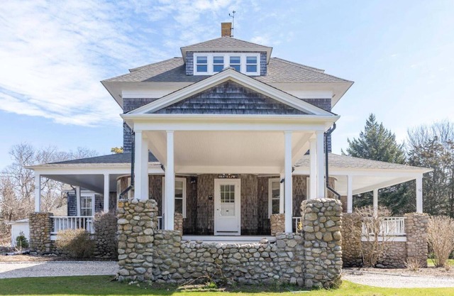 Gorgeous Spacious Victorian Cape Cod Beach View Retreat