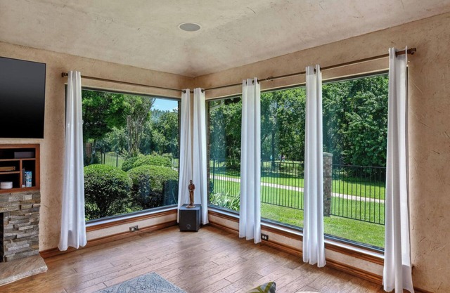 Spacious 3Bd/2Ba Pet-Friendly Home w/ Gorgeous Golf Course View