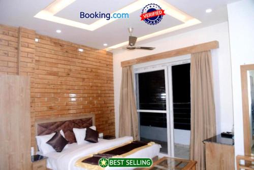 Goroomgo Payal Lake View Mall Road Nainital