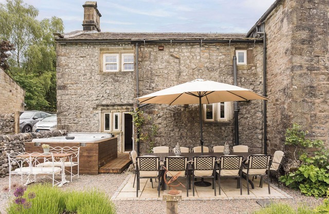 Grade 2 listed country home sleeping 12 with hot tub and annex