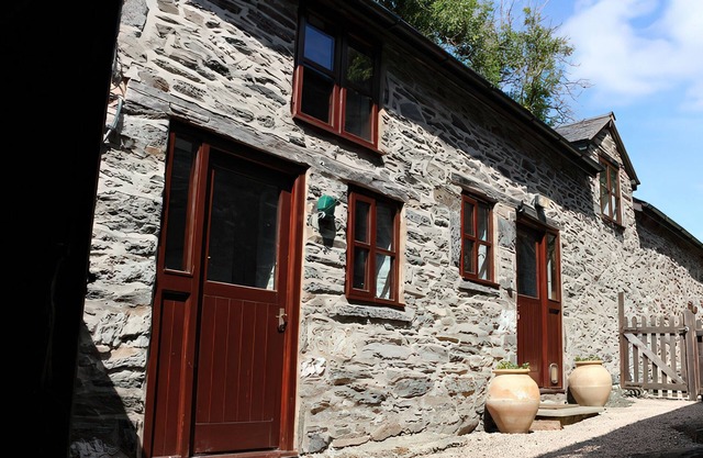 GRAIG LAS THE BARN, pet friendly in Llanrhaeadr-Ym-Mochnant