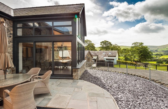 GRANAR, luxury holiday cottage, with hot tub in Llangwm