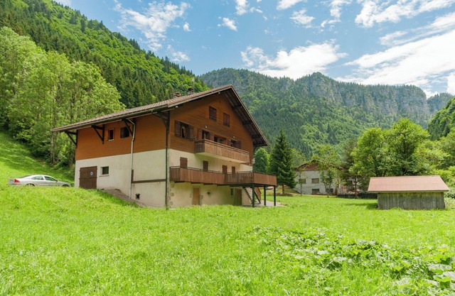 'Grand Apartment Proche Gd Bornand' con vistas a la montaña y jardín