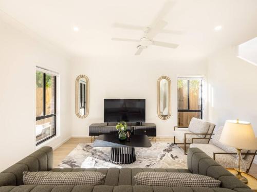 Grand Luxe Oasis Prime Location Balcony and Patio