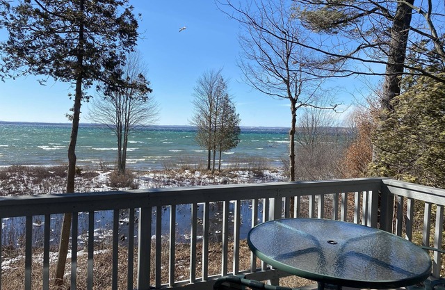 Grand Traverse Shores Resort Condo en East Bay!