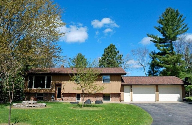 Grandpa’s Lagoon! Spacious Cabin on Eagle River Chain, minutes from downtown!