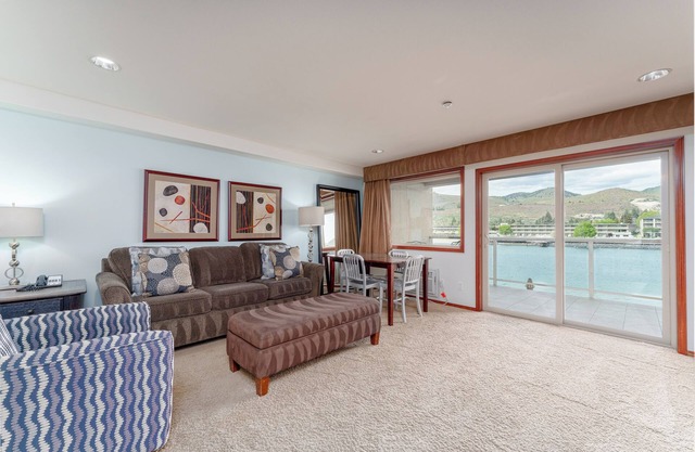 GrandView 622 Waterfront condo on Lake Chelan