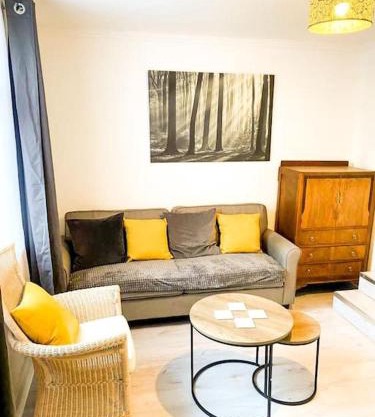 Gravesend 2 Bedroom Spacious Stylish Apartment - Sleeps upto 6 - 2 Min Walk to Station