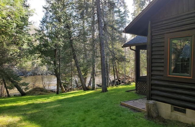 Grayling, MI - Fisherman's Log Cottage on the "Holy Waters" of the AuSable River