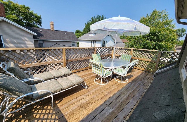 Great 3-bedroom House close to town and beaches, in Manistee , deck, WiFi and AC