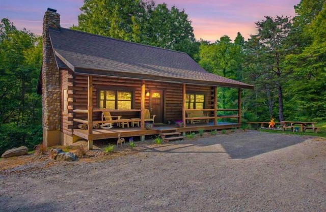 Gran cabaña con 30 acres privados, estanque, sala de juegos "estilo salón" de nivel inferior.