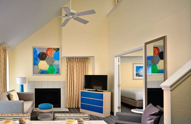 Great Find! 2 Comfortable Units, Kitchen, Free Parking, Pool