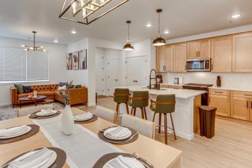 Great for Families! Newly Built Home in Aurora