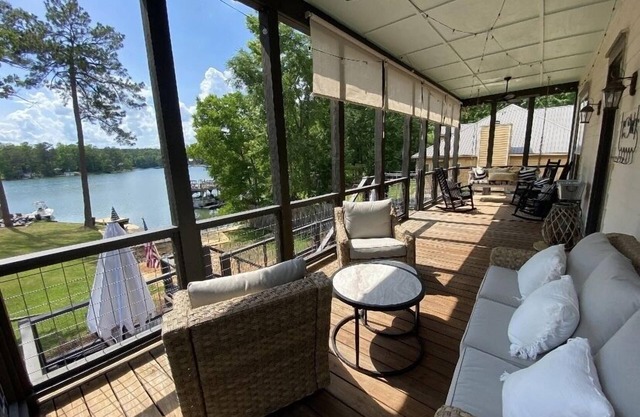 5 bedrooms 3.5 bath it’s Roomy and Inviting setting for your Perfect Lake Escape