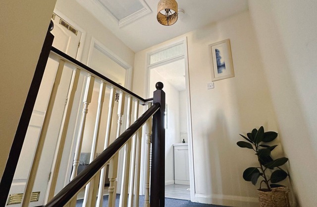 Great Home Close To The Embankment Free Parking and Self Check in!