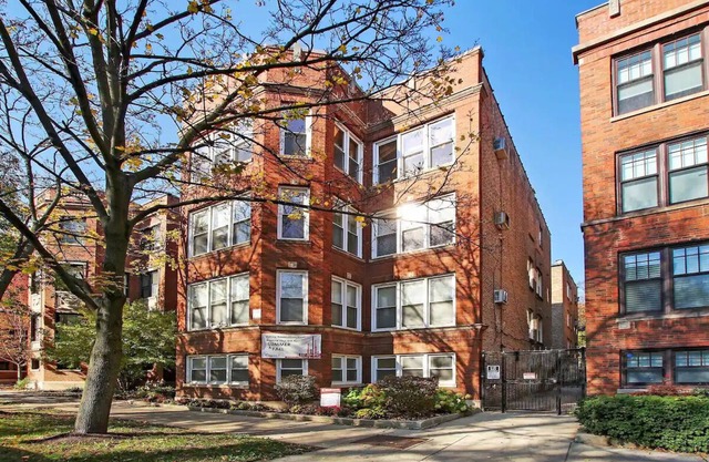 Great Location! 15 Min from DT -Historic Hyde Park