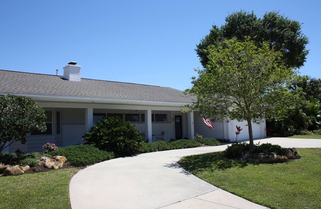 Villa tranquila, a poca distancia de la playa privada de Golden Beach, piscina climatizada, Wifi y HDTV