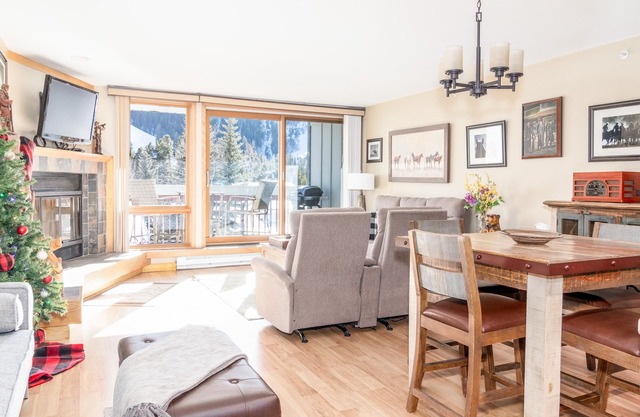 Great Romantic Gateway. Pool. Hot Tub. Lift.