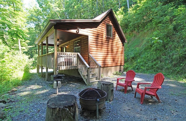 Great small cabin with hot tub