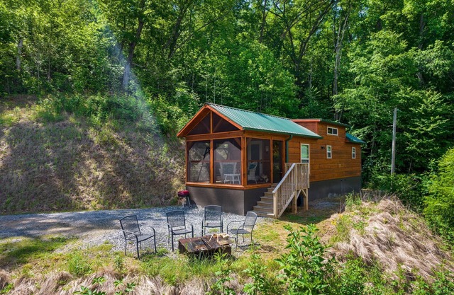 Great Smoky Mountain Tiny House Log Cabin "Cedar Heights"